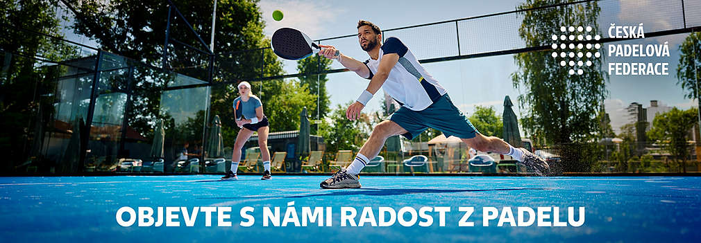 Muž a žena hrají padel