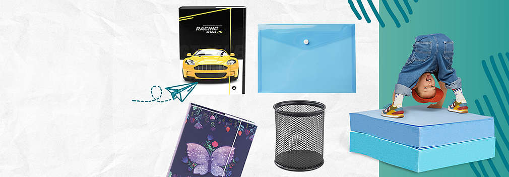 Chlapec stojí na nadměrných lepících papírcích a prohlíží si nohy, kolem nich jsou zobrazeny různé předměty sortimentu.