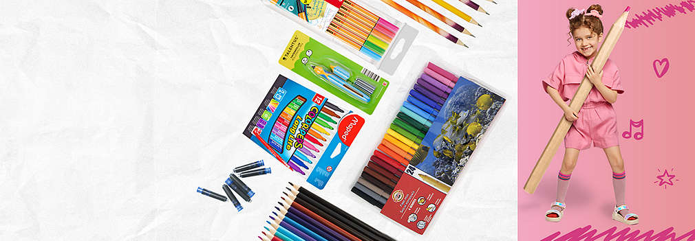 Dívka s nadměrnou dřevěnou pastelkou v ruce, kolem ní jsou zobrazeny různé předměty ze sortimentu.