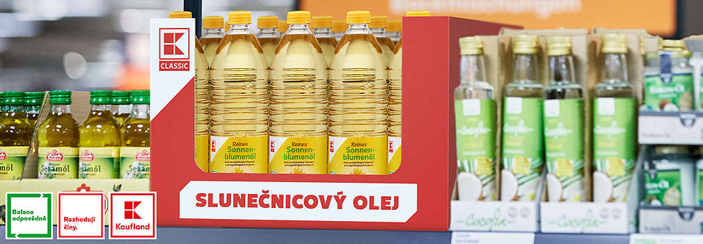Regál s krabicí plný lahví slunečnicového oleje K-Classic s logem „Baleno odpovědně“