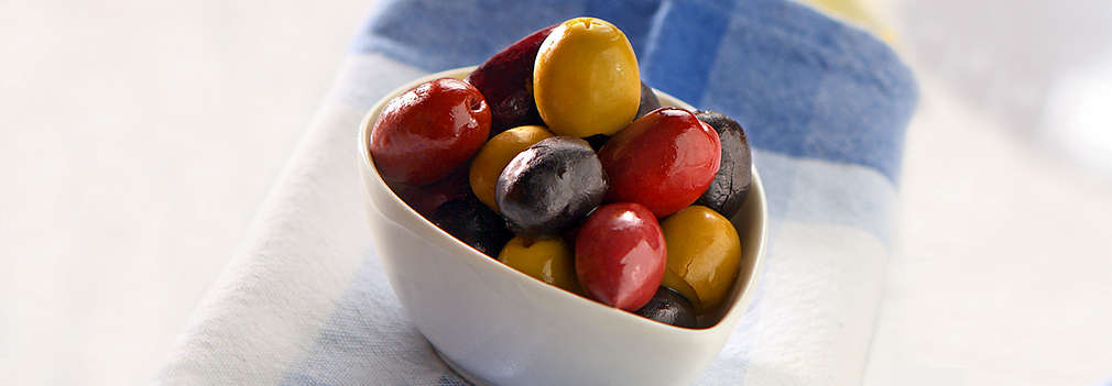 Изображение на купичка, пълна с маслини