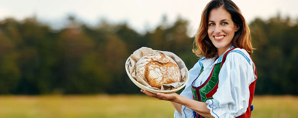 Lucie Křížková drží pecen chleba