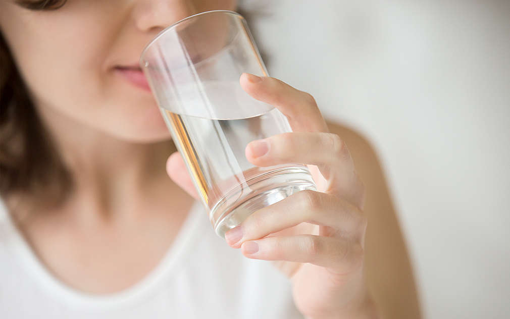 Na slici se vidi žena koja pije iz čaše vina.