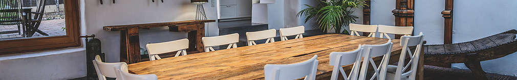 Jedálenský stôl a stoličky v jedálni