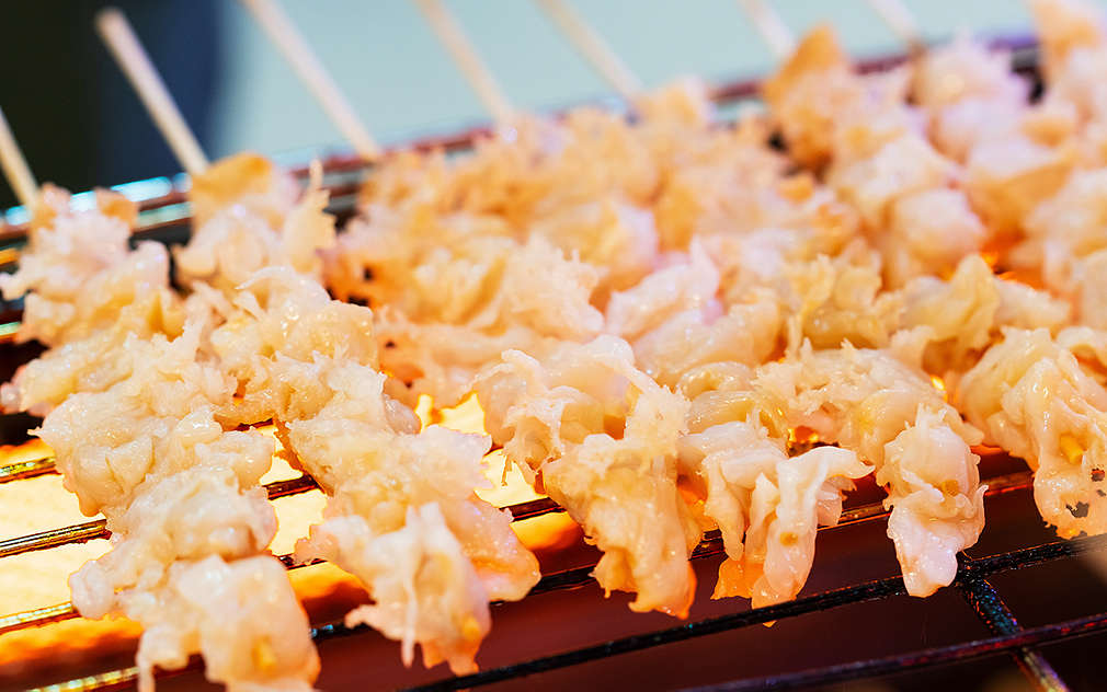 Grillowane szaszłyki z meduzy w ulicznym barze.