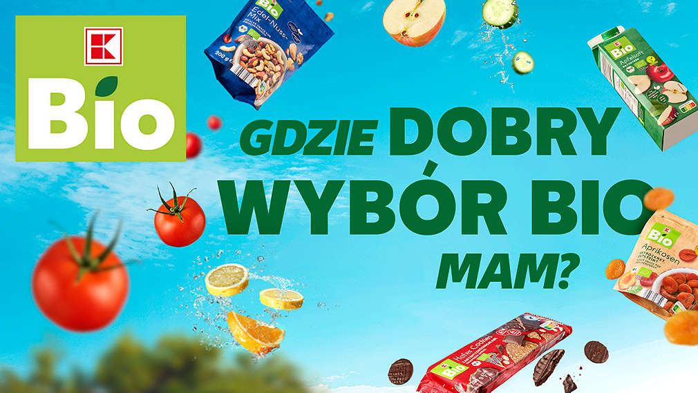 Kobieta zbiera smaczne wiśnie