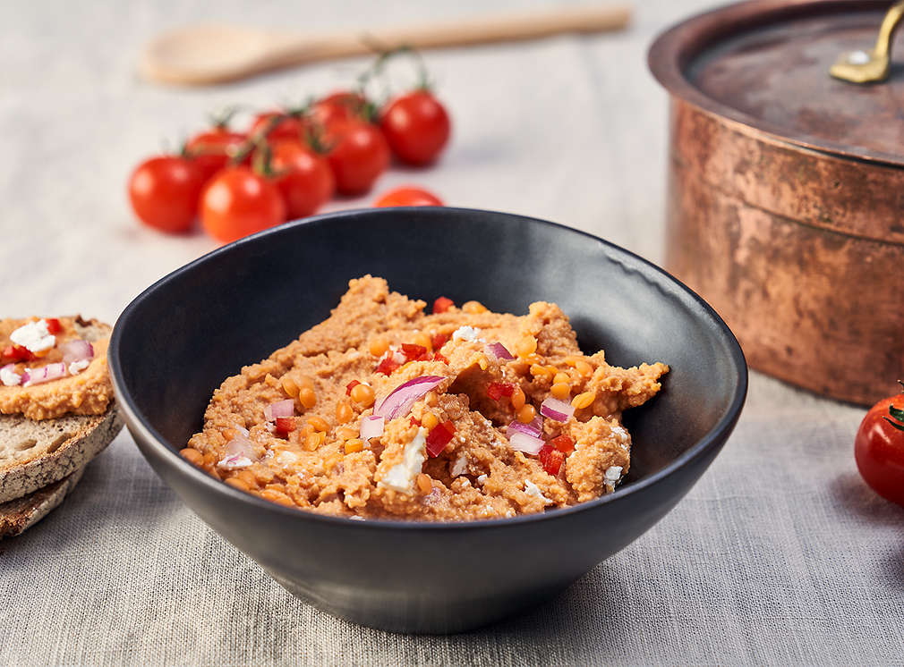 Red lentil spread as pasta sauce