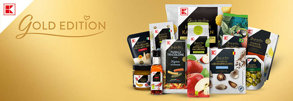Eine Auswahl an verschiedenen Premium-Lebensmitteln der Kaufland Eigenmarke „Gold Edition“, darunter Pasta, Pralinen, Oliven und Apfelsaft, vor einem goldfarbenen Hintergrund., Eine Auswahl an verschiedenen Premium-Lebensmitteln der Kaufland Eigenmarke �Gold Edition�, darunter Pasta, Pralinen, Oliven und Apfelsaft, vor einem goldfarbenen Hintergrund.