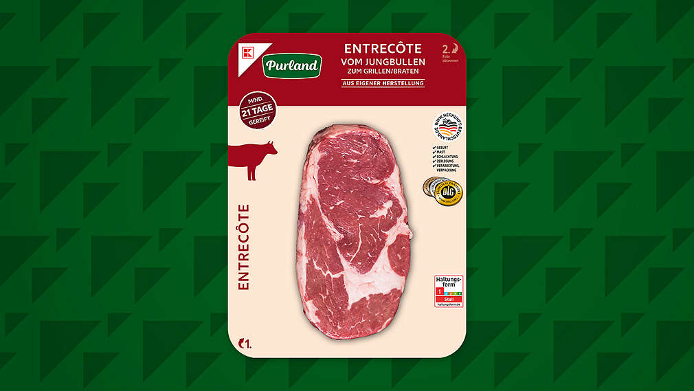 Ein rohes Entrecôte-Steak der Marke K-Purland liegt auf einer beigefarbenen Pappunterlage in einer vakuumierten Folienverpackung mit verschiedenen Siegeln, Ein rohes Entrec�te-Steak der Marke K-Purland liegt auf einer beigefarbenen Pappunterlage in einer vakuumierten Folienverpackung mit verschiedenen Siegeln