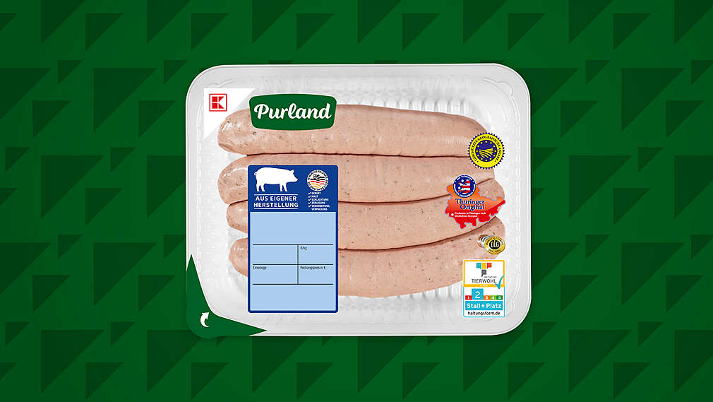 Vier helle Thüringer Bratwürste der Marke K-Purland liegen nebeneinander in einer transparenten Plastikschale mit mehreren Qualitätssiegeln und Haltungsform-Kennzeichnung, Vier helle Th�ringer Bratw�rste der Marke K-Purland liegen nebeneinander in einer transparenten Plastikschale mit mehreren Qualit�tssiegeln und Haltungsform-Kennzeichnung