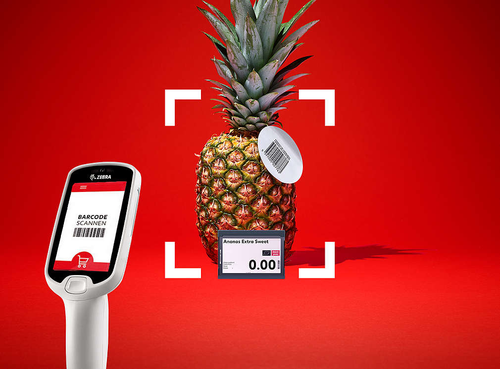 Изображение на сканиращо устройство, насочено срещу ананас с етикет и баркод на него