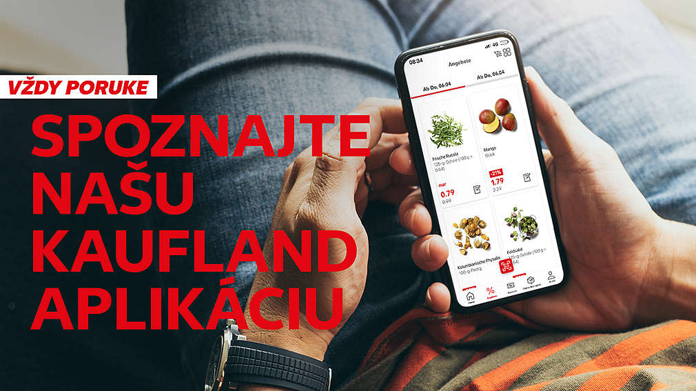 Fotografia človeka s telefónom, v ktorom má spustenú Kaufland aplikáciu