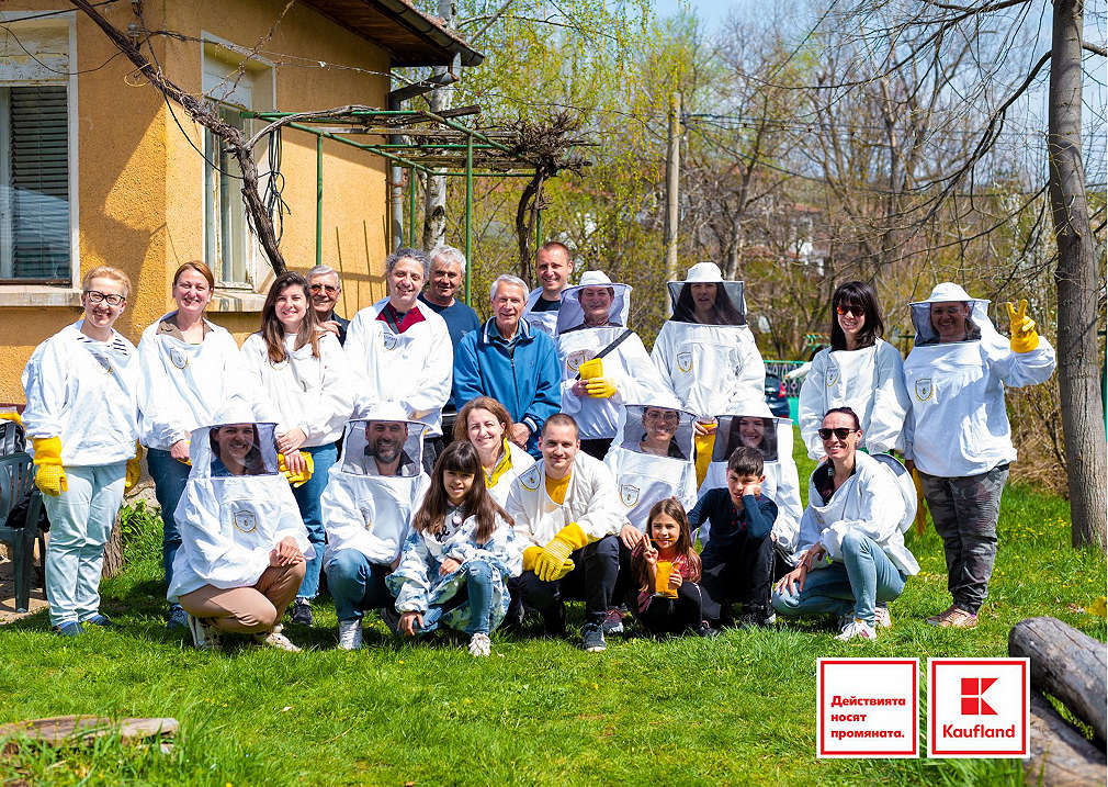 Изображение на хора в пчеларски костюми