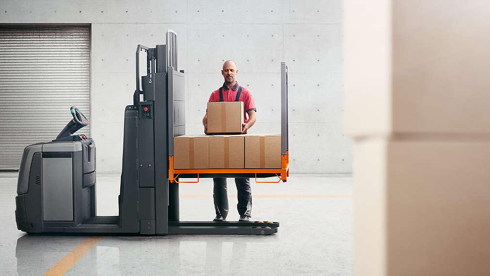Kaufland Mitarbeiter in der Logistik nutzt die Kaufland Klapp-Palette