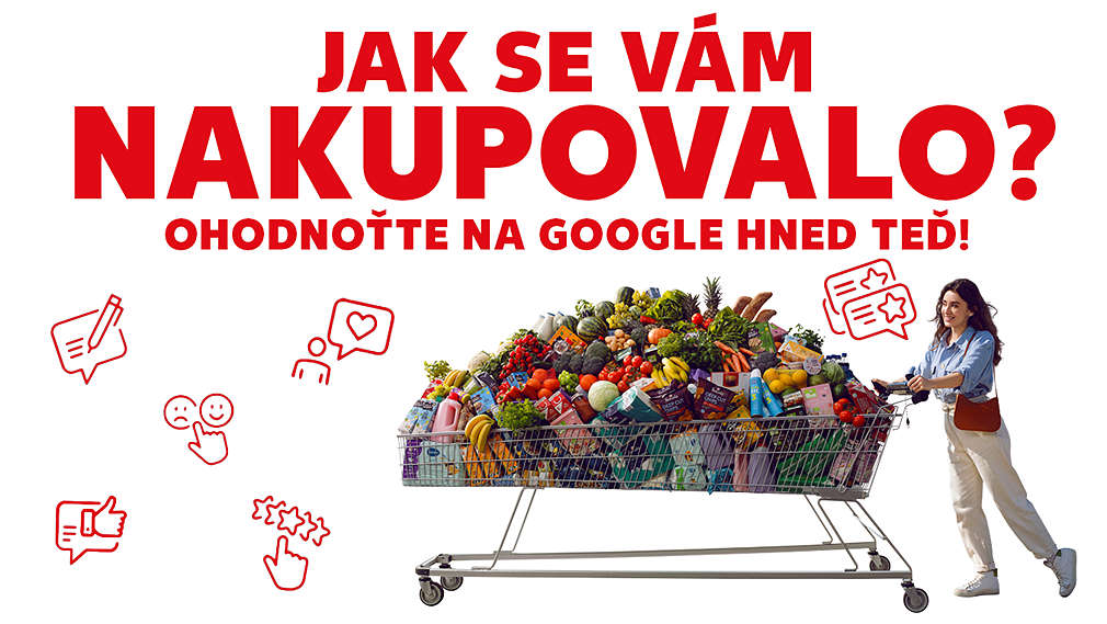 Žena tlačí dlouhý vozík plný potravin, ovoce a zeleniny.