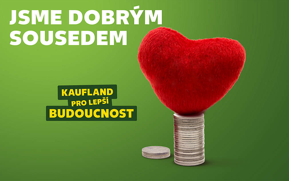 Červené plyšové srdce a štos mincí