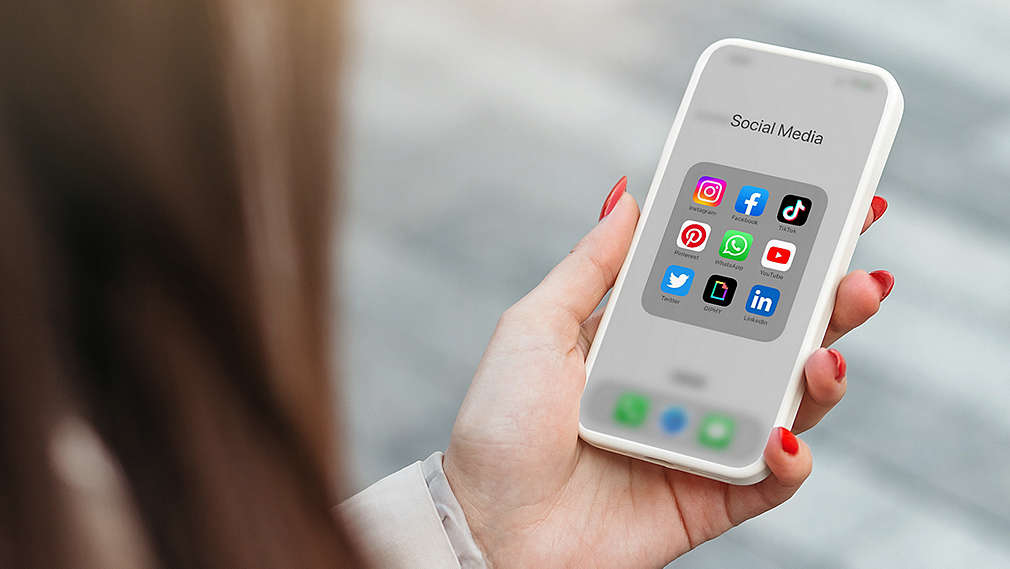 Telefon w ręce z widokiem ikon