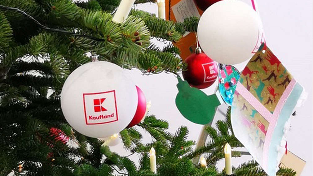 Božićno drvce s božićnom Kaufland kuglicom i željama