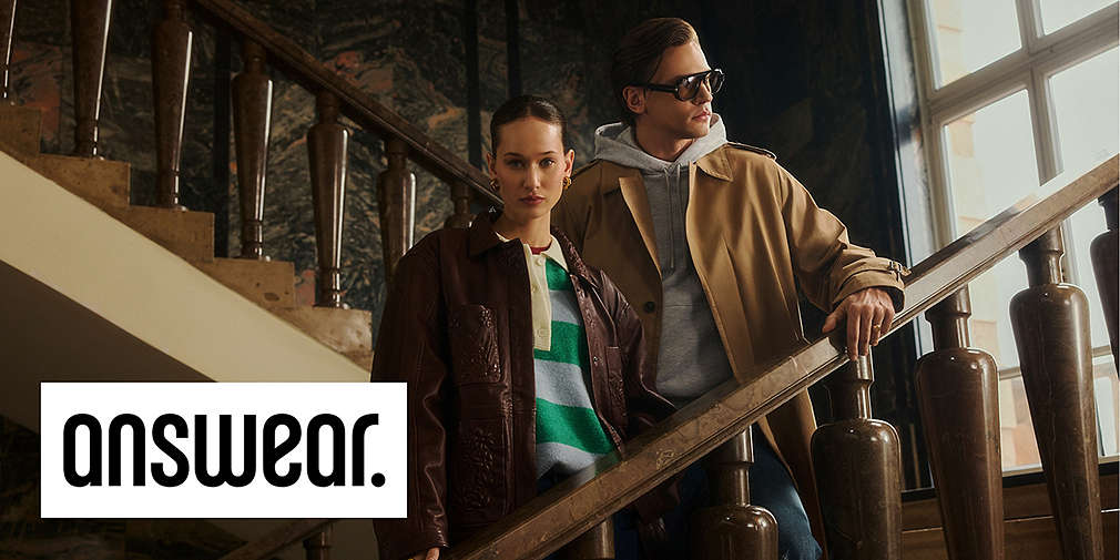 Kobieta i mężczyzna stojący na schodach