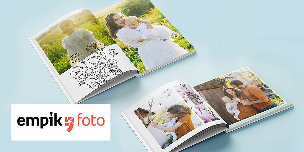 dwie fotoksiążki ze zdjęciami rodziny z dzieckiem