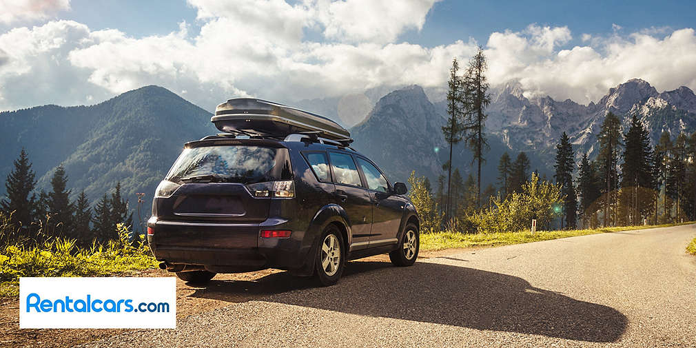 auto na drodze na tle gór i drzew