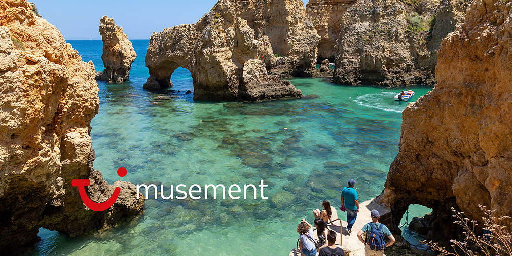 widok na turkusową wodą wybrzeża i formacje skalne