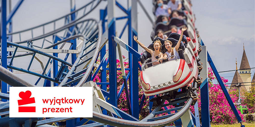 ludzie w jadącym wagoniku rollercoastera