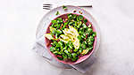 Na slici se vidi salata od matovilca s avokadom, špekom i pinjolima.