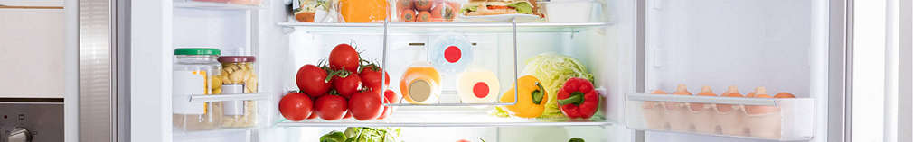 Otvorená chladnička s potravinami