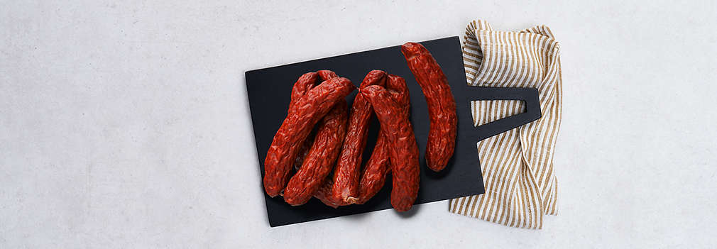 Zdjęcie świeżej kiełbasy myśliwskiej