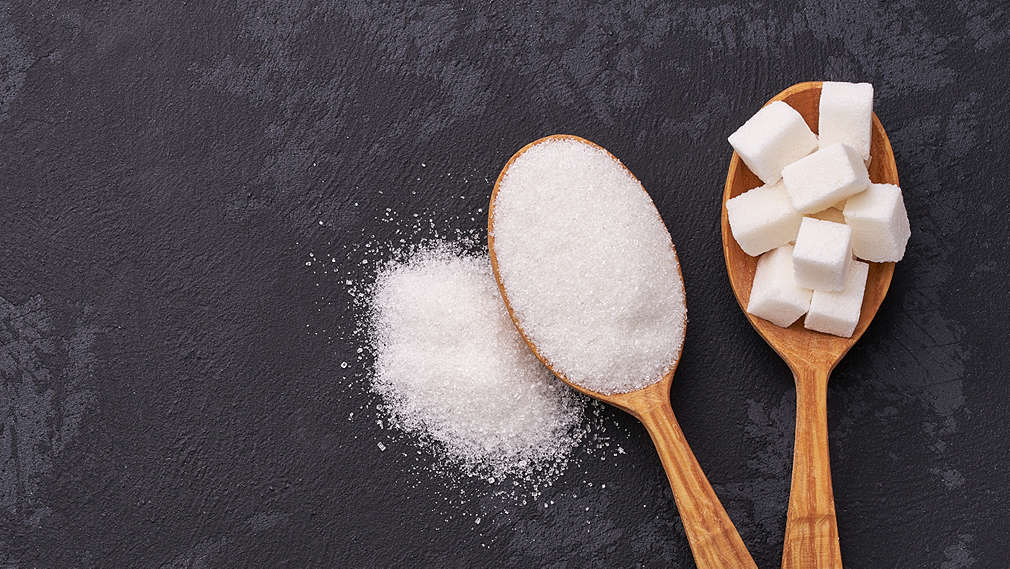 Изображение на лъжички със сол и захар