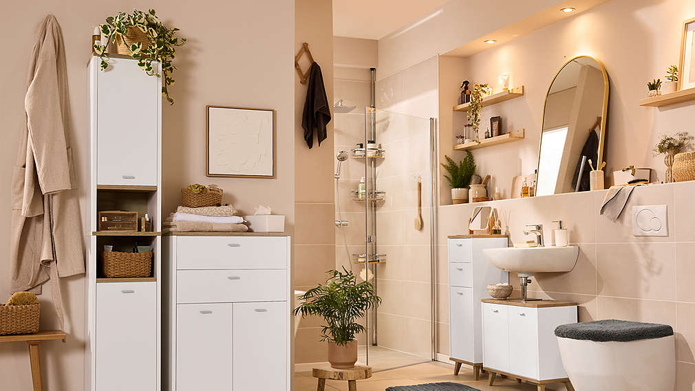 Ein modern eingerichtetes Badezimmer mit weißen LIVARNO Schränken, bestehend aus einem Hochschrank, einer Kommode und einem Waschbeckenunterschrank für eine strukturierte Raumgestaltung., Ein modern eingerichtetes Badezimmer mit wei�en LIVARNO Schr�nken, bestehend aus einem Hochschrank, einer Kommode und einem Waschbeckenunterschrank f�r eine strukturierte Raumgestaltung.