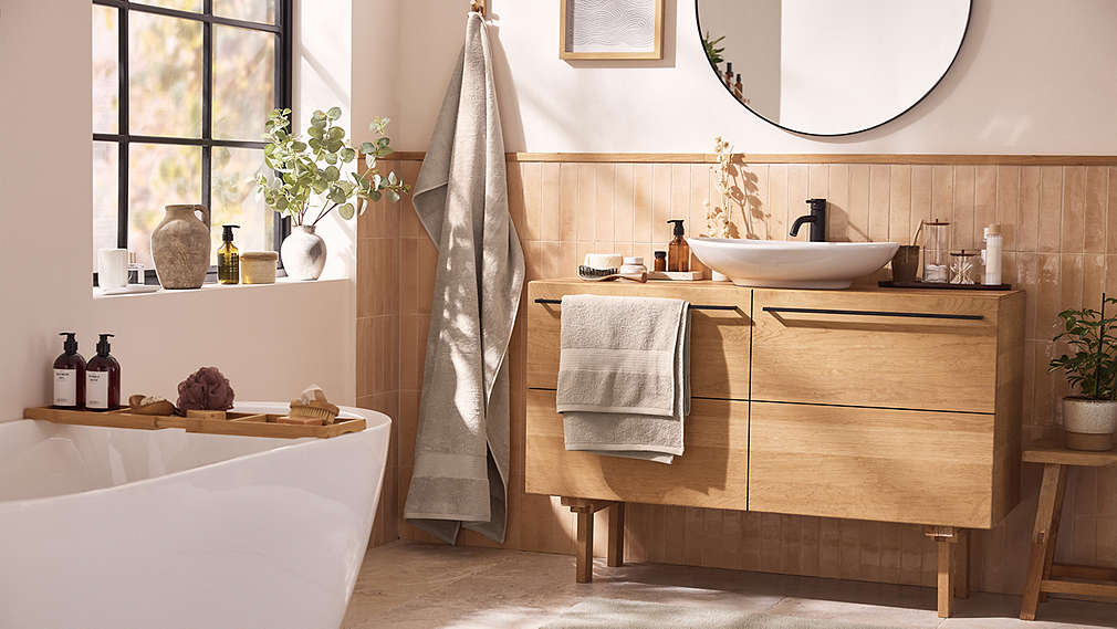 Ein helles, einladendes Badezimmer mit LIVARNO Badmöbeln in Holzoptik, einer freistehenden Badewanne und passenden Accessoires, die für eine entspannte Wohlfühlatmosphäre sorgen., Ein helles, einladendes Badezimmer mit LIVARNO Badm�beln in Holzoptik, einer freistehenden Badewanne und passenden Accessoires, die f�r eine entspannte Wohlf�hlatmosph�re sorgen.