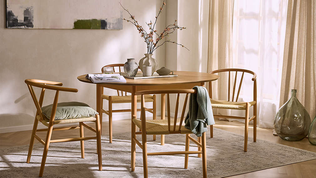 Ein heller Essbereich mit einem runden Holztisch und passenden Stühlen von LIVARNO, deren Materialien aus umweltbewusster und nachhaltiger Forstwirtschaft stammen., Ein heller Essbereich mit einem runden Holztisch und passenden St�hlen von LIVARNO, deren Materialien aus umweltbewusster und nachhaltiger Forstwirtschaft stammen.