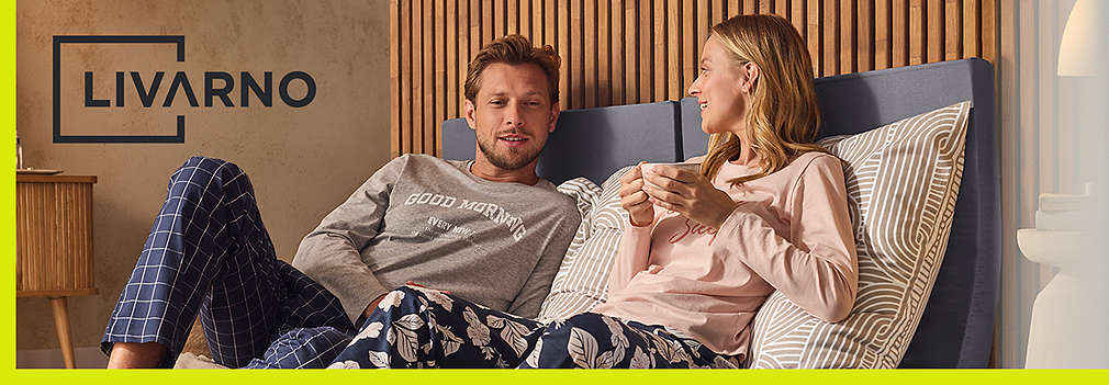 Ein Paar verbringt entspannte Zeit in einem wohnlich und modern gestalteten Raum der Marke LIVARNO.