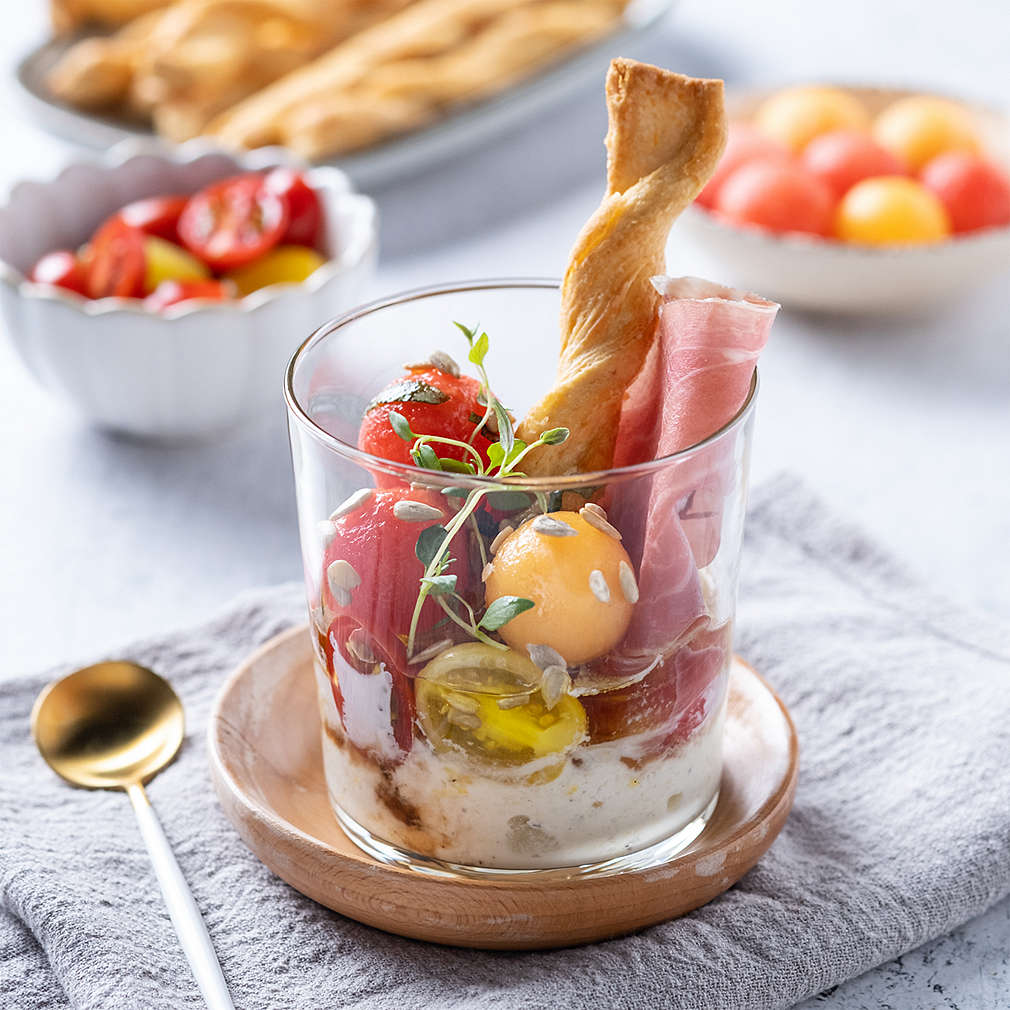 Fotografija recepta Ljetna salata od dinje, lubenice, sira i pršuta
