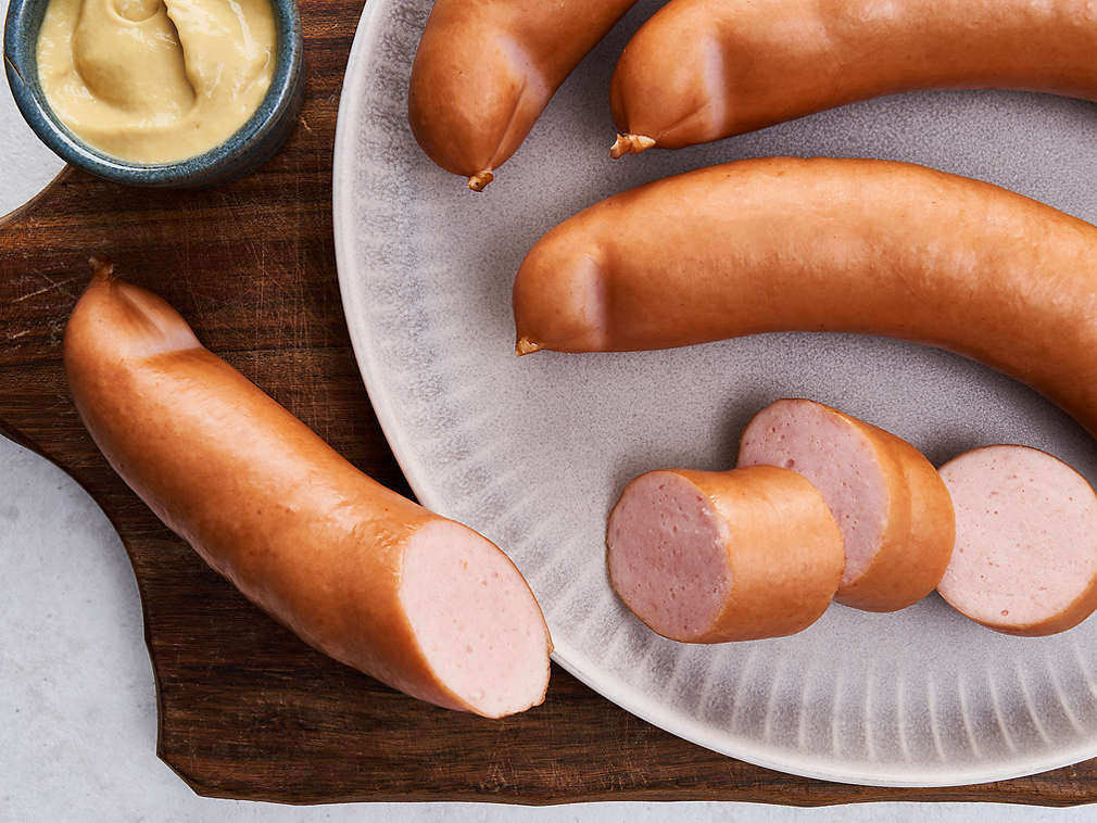 Cârnat Bockwurst proaspăt în detaliu