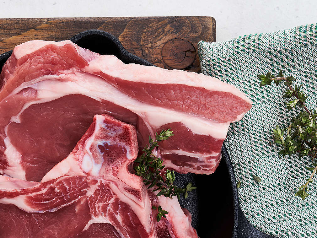 Čerstvá telecí kotleta v detailním pohledu