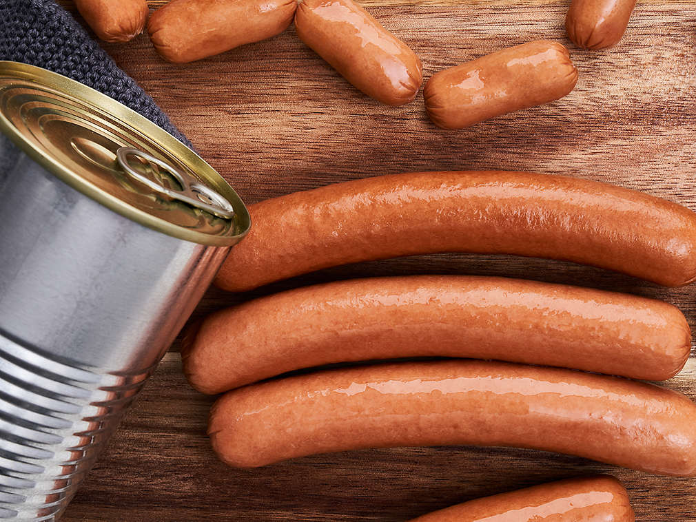 Konzervirane kobasice u detaljnom prikazu