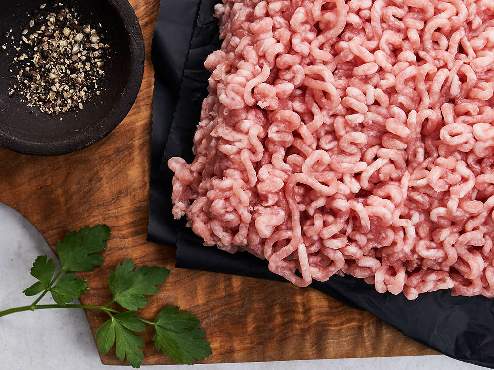 Detailný pohľad na čerstvé bravčové mleté mäso