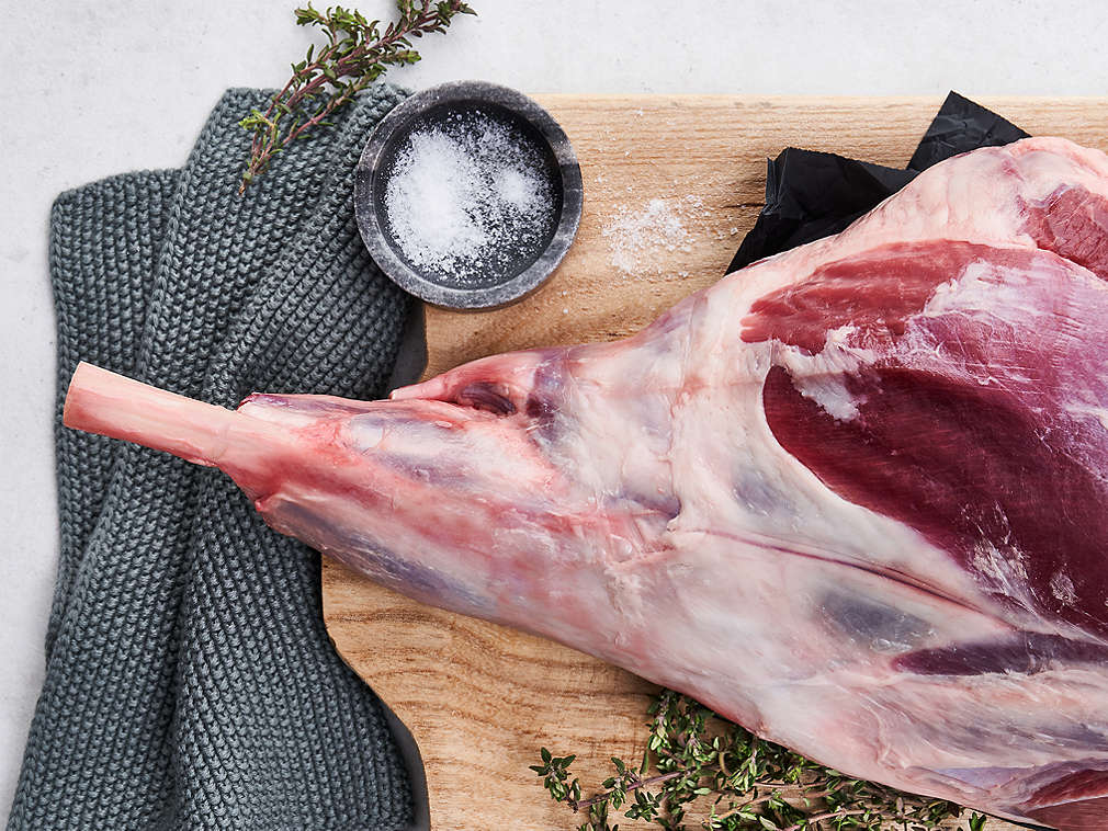 Svježi janjeći but u detaljnom prikazu