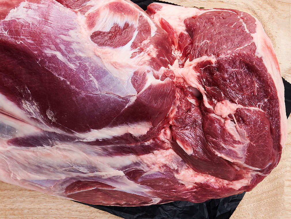 Svježi janjeći but u detaljnom prikazu