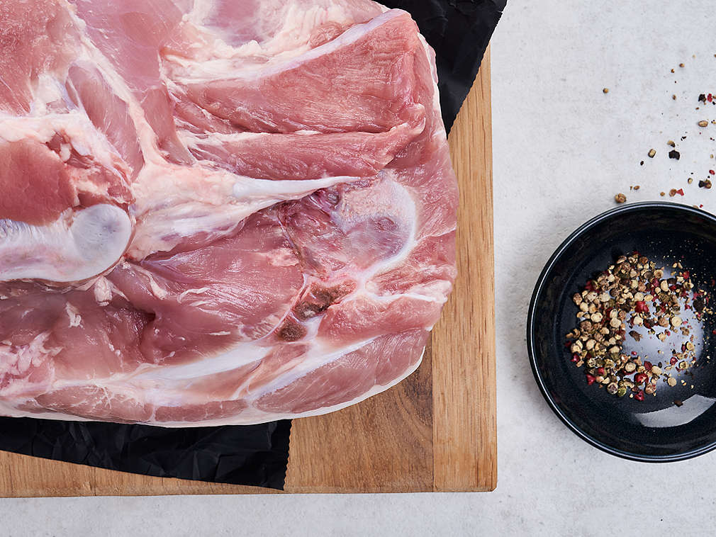 Svježi svinjski but u detaljnom prikazu