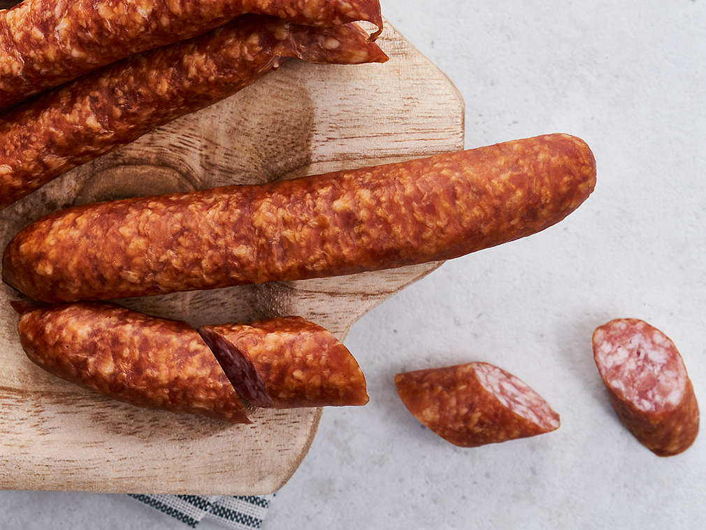 Cârnat Mettwurst proaspăt în detaliu