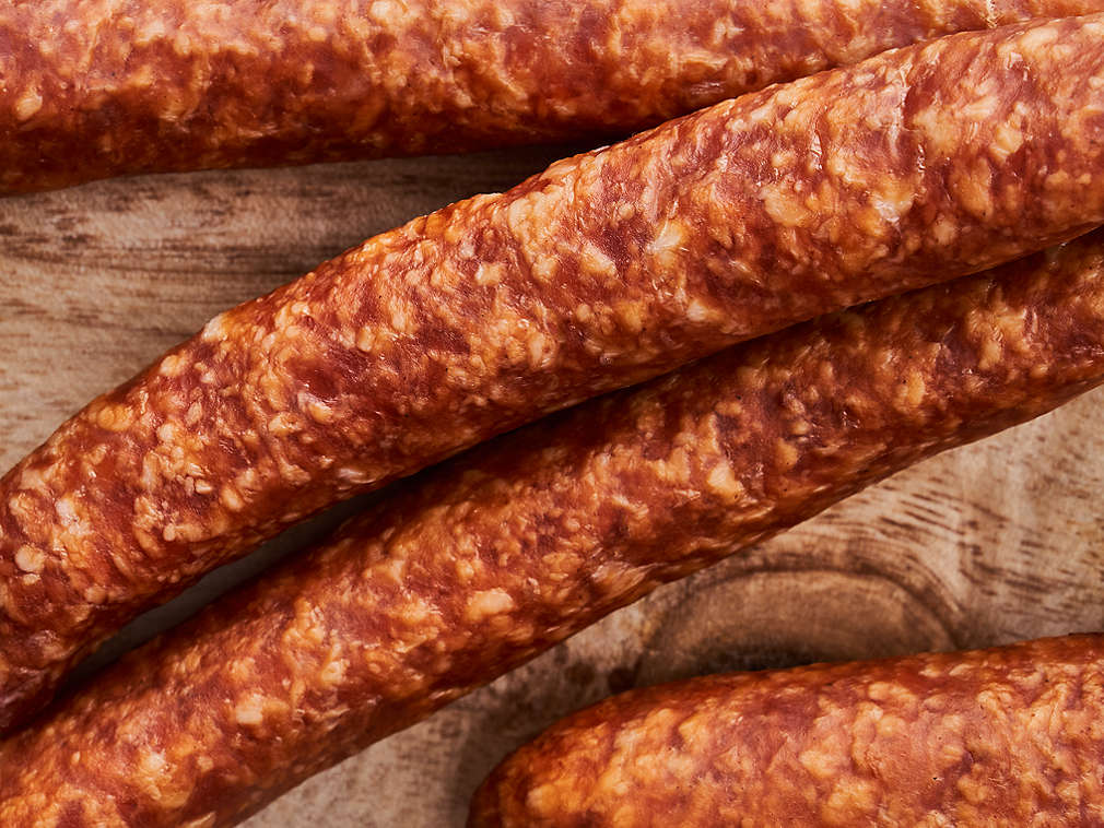 Cârnat Mettwurst proaspăt în detaliu