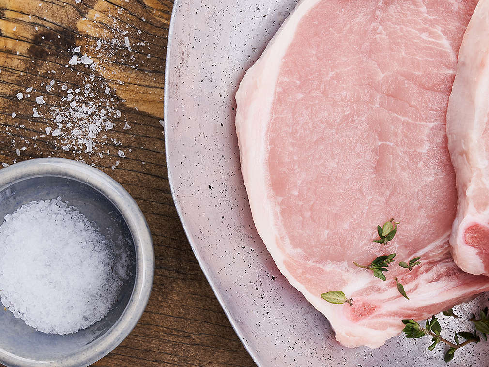 Свежая свиная отбивная, подробный вид