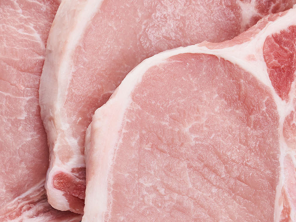 Свежая свиная отбивная, подробный вид