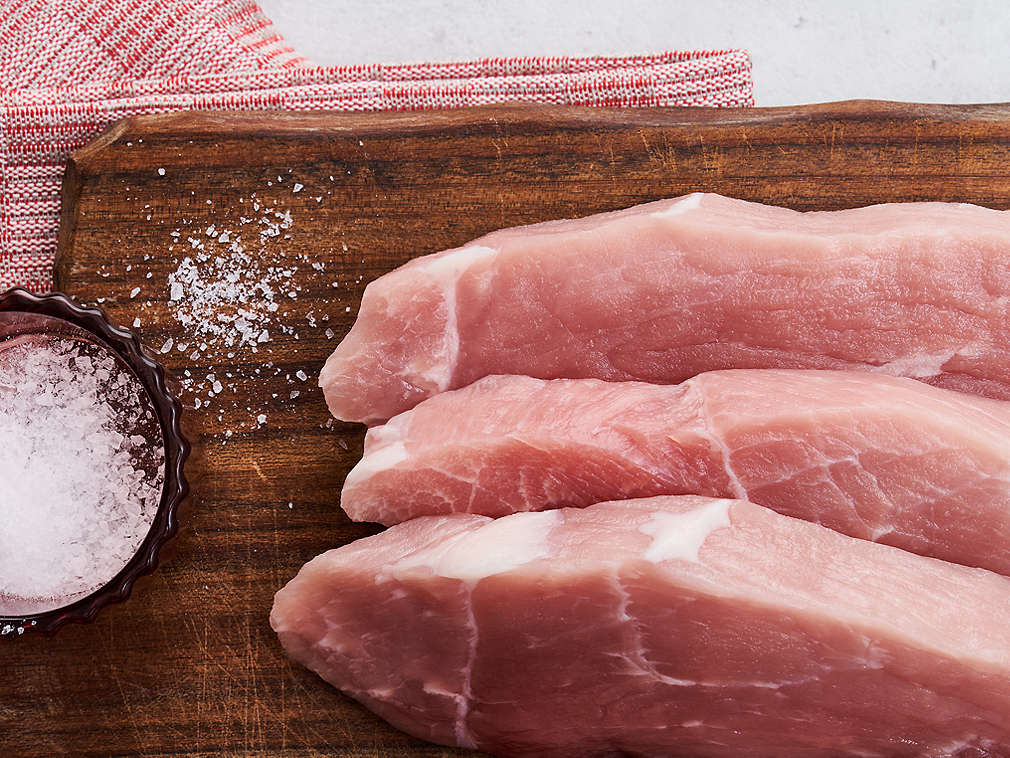 Șnițel de porc proaspăt în detaliu