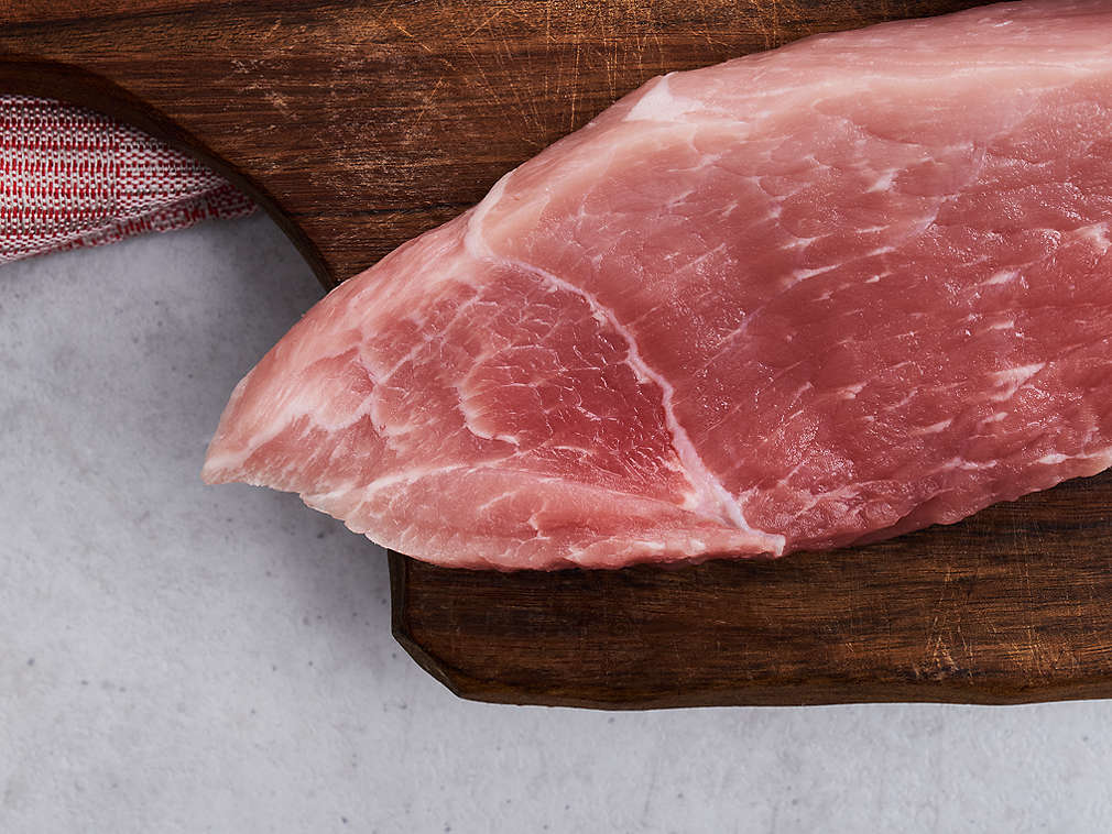 Șnițel de porc proaspăt în detaliu