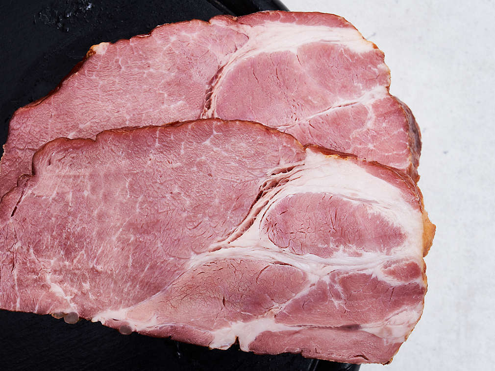 Čerstvá vepřová pečeně kasseler v detailním pohledu